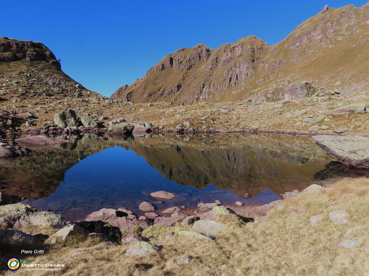 17 Il Pietra Quadra punta sud-ovest-Croce di Branzi si riflette nel lago.JPG